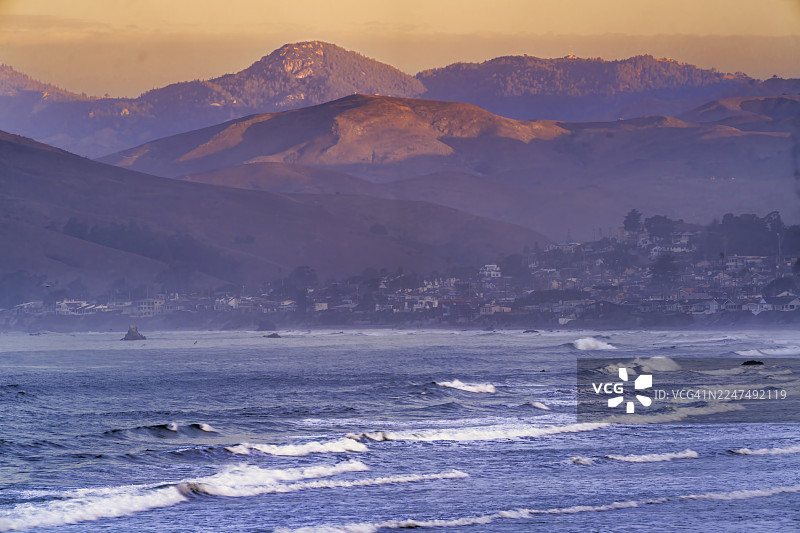 加州中部海岸，圣卢西亚山背后的卡尤科斯日出图片素材