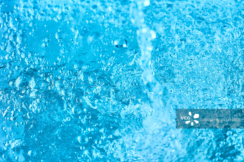 清澈透明的蓝色水特写图片素材