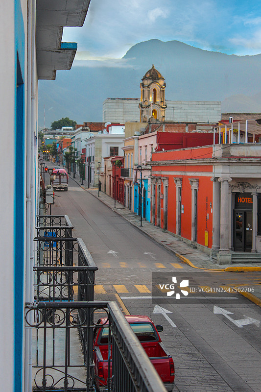 俯瞰瓦哈卡市中心殖民时期街道图片素材