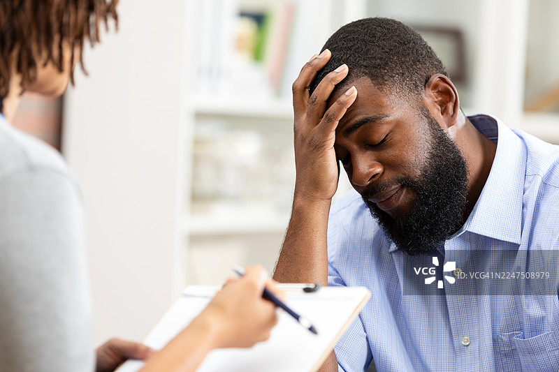 接受专业咨询的心理健康支持的男性图片素材