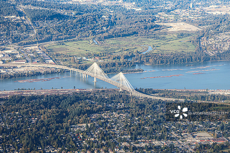 温哥华登陆 - 近景拍摄的菲沙河上的波特曼大桥图片素材