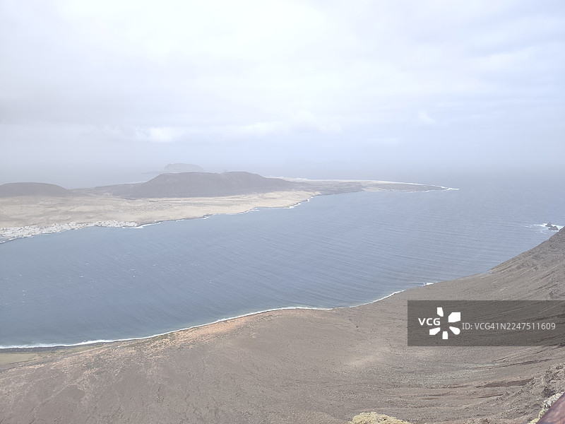 西班牙拉斯帕尔马斯，阴云密布的天空下，僻静海滩和海岸线的俯瞰视角图片素材