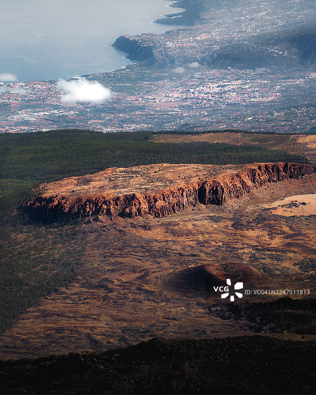 西班牙拉帕尔马岛，特ide火山景色绝美，远处海滨城镇，广阔天空下，展现自然美景与地质构造图片素材