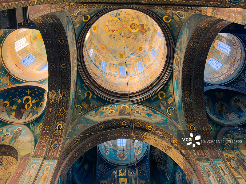 一座历史建筑内精美华丽的 the intricate, ornate ceiling 装饰着穹顶和拱门，上面点缀着细致的马赛克和绘画，佐治亚州图片素材