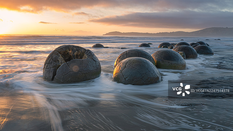 新西兰科埃科海滩日落时分的摩拉基奇石风景，摩拉基，新西兰图片素材