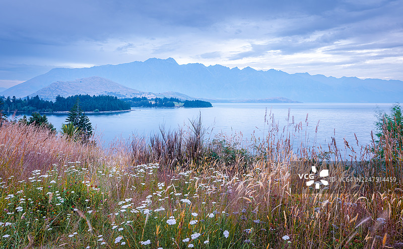 新西兰皇后镇瓦卡蒂普湖和山脉的风景，黄昏时分图片素材