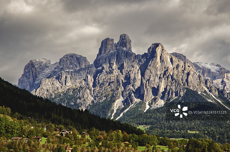 意大利普里耶罗圣马蒂诺迪卡斯特罗扎，普里耶罗集市，阴云密布的天空下，壮丽山脉和郁郁葱葱的风景全景图片素材