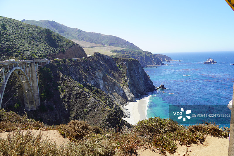 加利福尼亚州阳光明媚的日子里，比克斯比大桥和比格苏尔海岸线，蒙特雷，美国图片素材