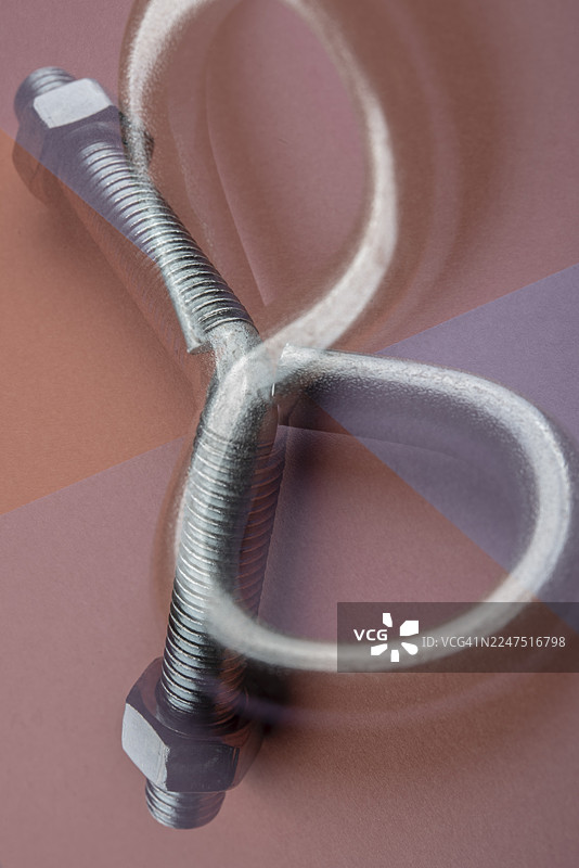 双色背景上螺栓和螺母的抽象构图，带有循环的模糊元素图片素材