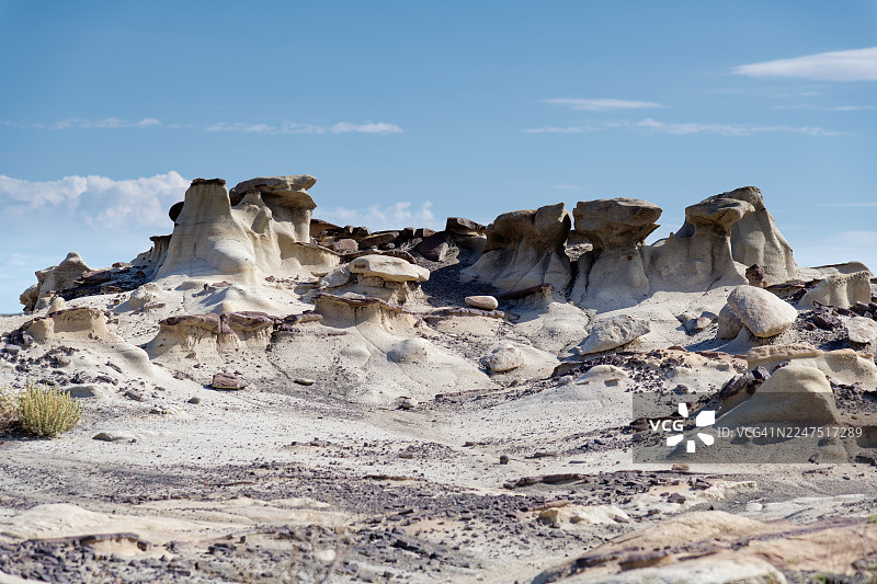 美国犹他州法明顿的独特岩石构造和石林，在晴朗的蓝天下，展现出沙漠景观图片素材