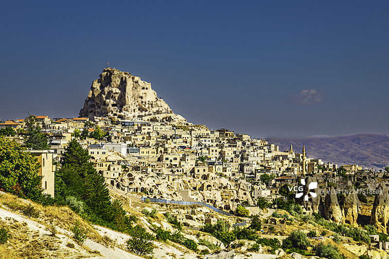 土耳其卡帕多奇亚乌奇希萨尔古城和岩石地貌的全景，背景是湛蓝的天空图片素材