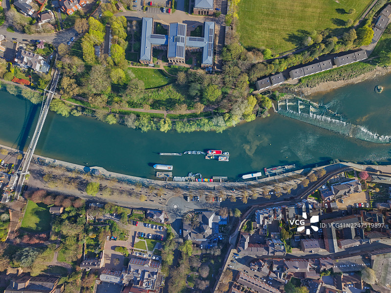俯瞰河边有船只和堰的建筑与桥梁图片素材