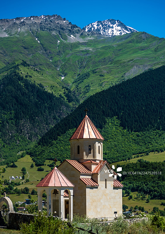 坐落于佐治亚州风景优美的山谷中，一座古老的教堂在湛蓝的天空下静谧矗立图片素材