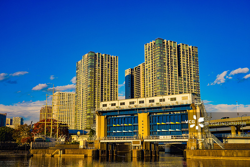 东京港现代高层建筑与水闸，背景为生机勃勃的蓝天，日本图片素材