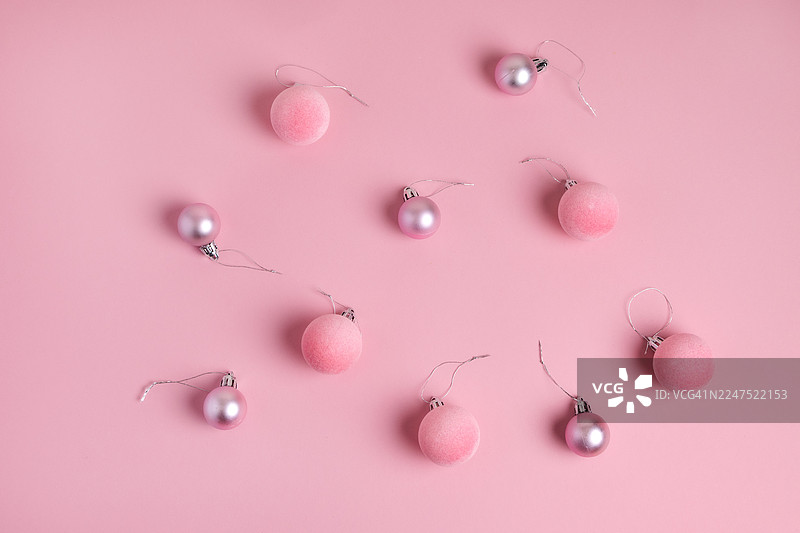 粉色圣诞饰品，背景为柔和色调图片素材