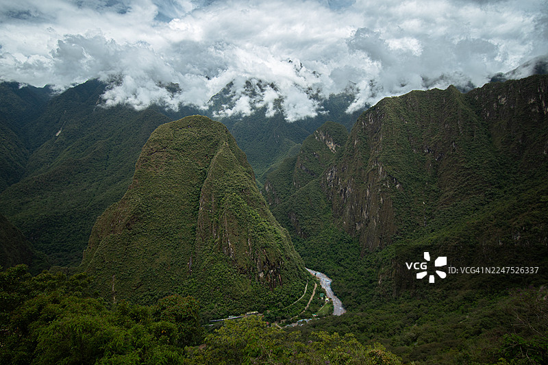 云层下的茂密绿山谷与河流，马丘比丘，秘鲁图片素材