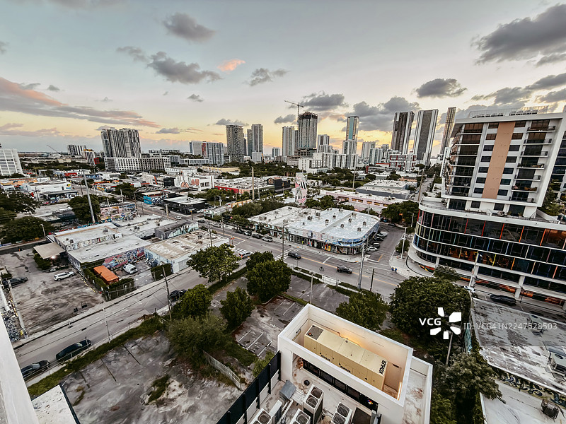 从高处俯瞰，迈阿密（美国）的温伍德工业区在黄昏时分展现出生机勃勃的景象，现代建筑林立，街道车水马龙。图片素材