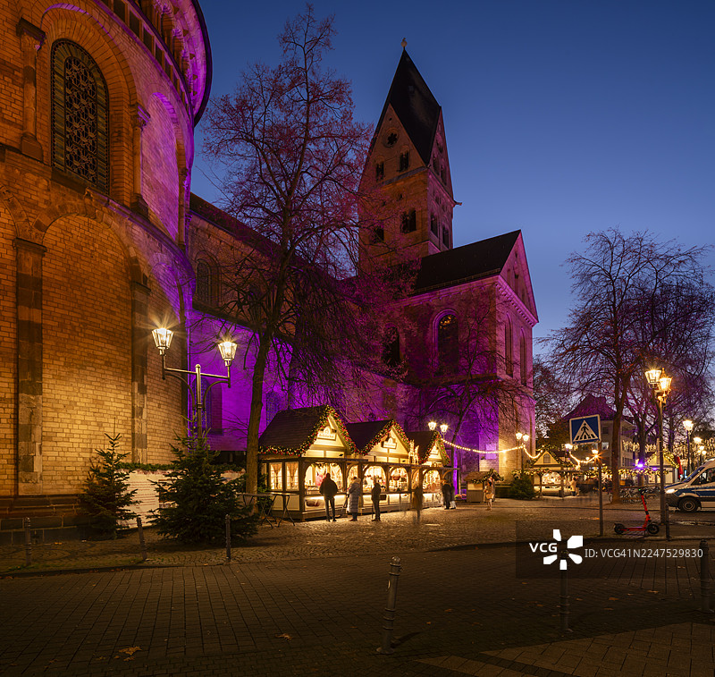 圣阿波斯托尔教堂的圣诞市场图片素材