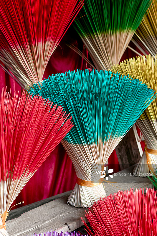 越南春节装饰品，配有彩色香薰竹枝束图片素材