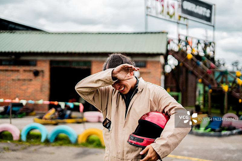 比赛后筋疲力尽的卡丁车车手图片素材