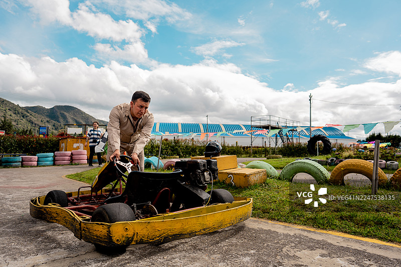 技师在户外赛道维修赛车卡丁车图片素材