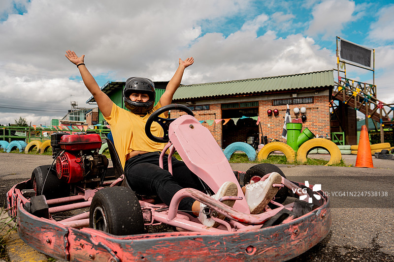 卡丁车赛道上驾驶员的肖像照图片素材