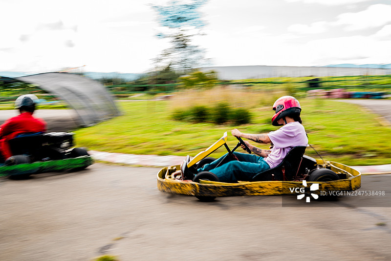 户外赛道上激动人心的卡丁车比赛图片素材