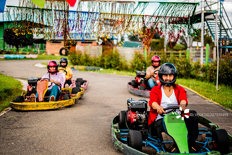 朋友们在户外赛道上享受卡丁车竞速的乐趣图片素材