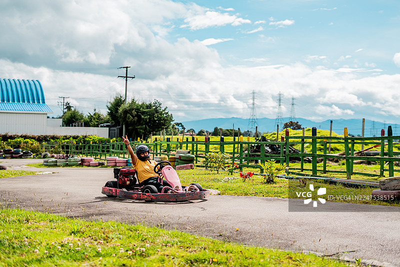 在节日气氛的户外赛道上进行卡丁车比赛图片素材