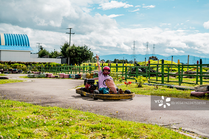 风景优美的户外赛道上令人兴奋的卡丁车竞速肖像图片素材