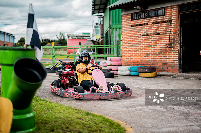在节日气氛的户外赛道上进行卡丁车比赛图片素材