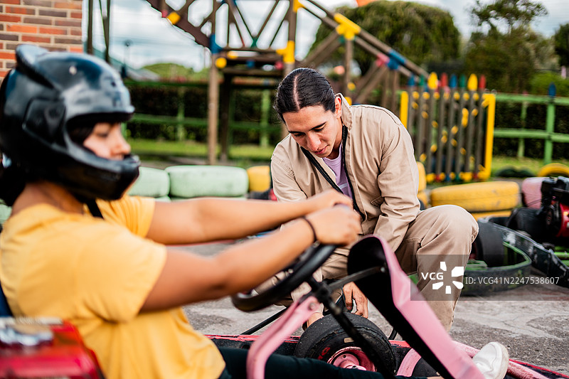 机械师在室外赛道维修卡丁车图片素材