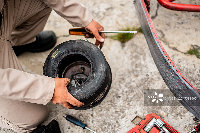 技师使用专业工具近距离修理卡丁车图片素材