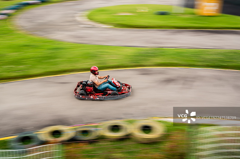户外赛道上激动人心的卡丁车比赛图片素材