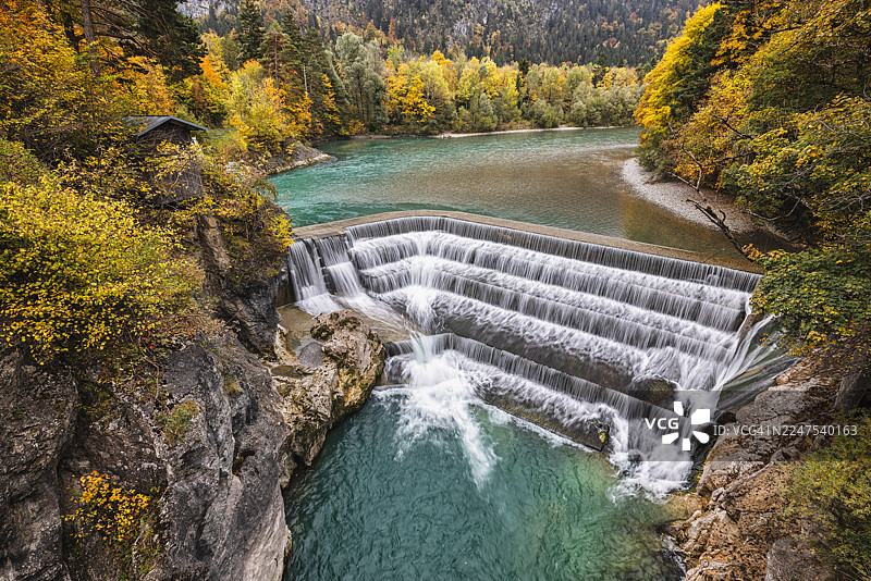 秋季的莱希瀑布。德国巴伐利亚州福森。图片素材