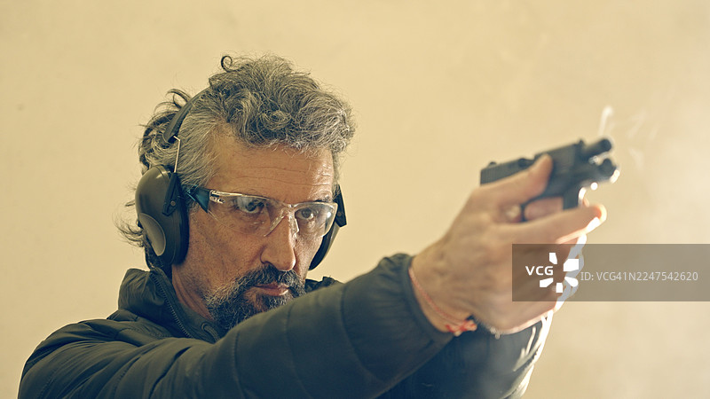 男子持手枪射击，为防御训练而射击武器图片素材