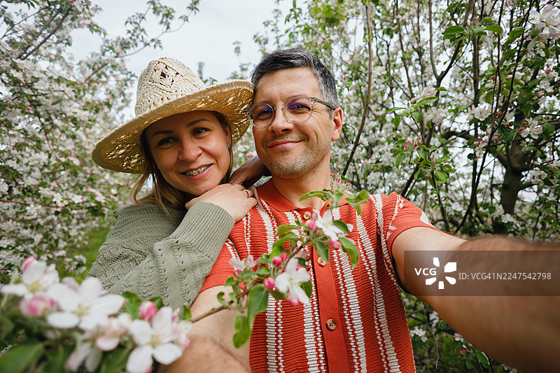 情侣在苹果园里自拍图片素材