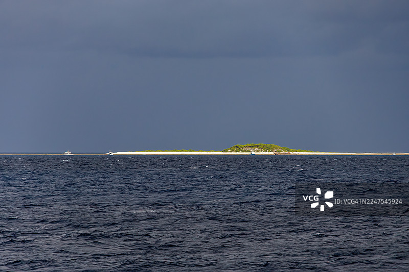 位于离岛的无居民岛——南风岛和久米岛。距离本岛12公里，拥有美丽的白色沙滩。乘坐高速喷射船前往庆良间群岛的座间味岛。我们乘坐的是Queen Zamami 3号。图片素材