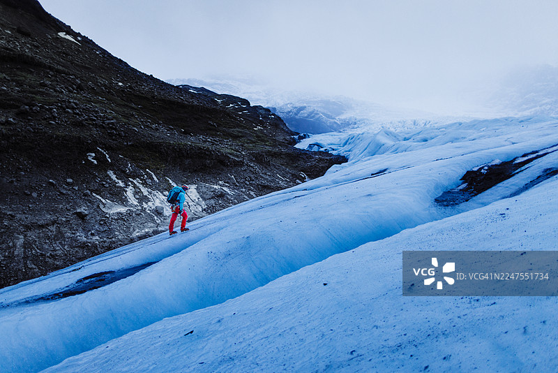 傍晚时分，攀岩者攀登福尔约库尔冰川图片素材