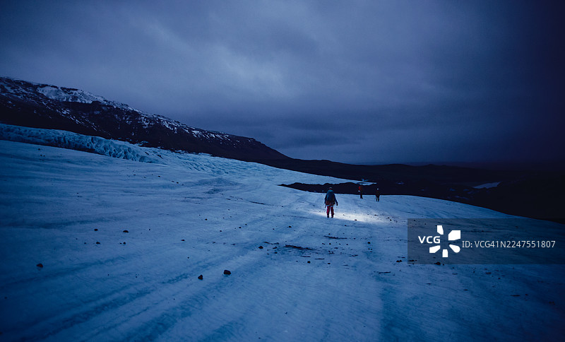 登山者在暴风雨中接近维尔基斯冰川图片素材