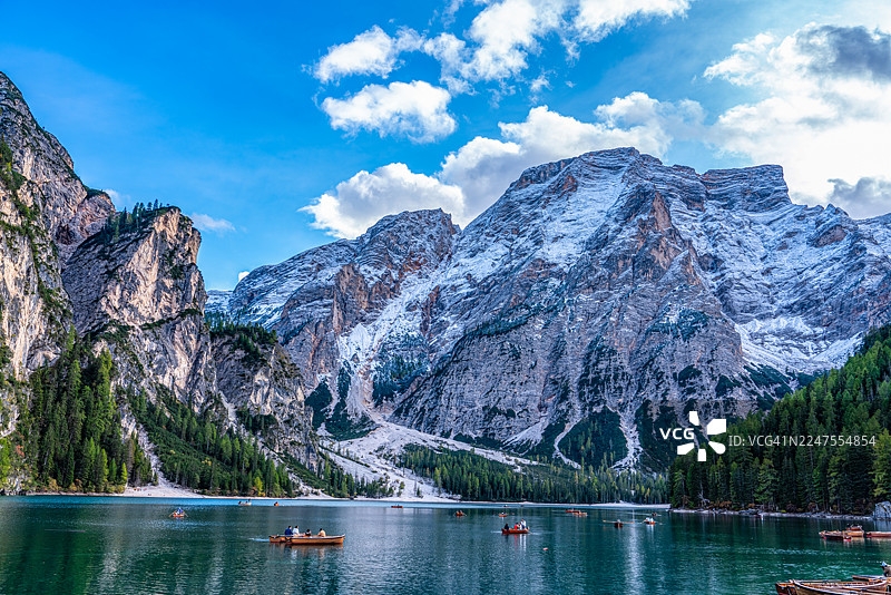 意大利阿尔卑斯山脉的布莱斯湖，位于意大利博尔扎诺自治省—南蒂罗尔图片素材