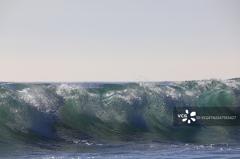 海滩上拍碎的海浪图片素材