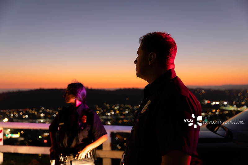 夕阳下的剪影警察肖像，背景是海洋图片素材