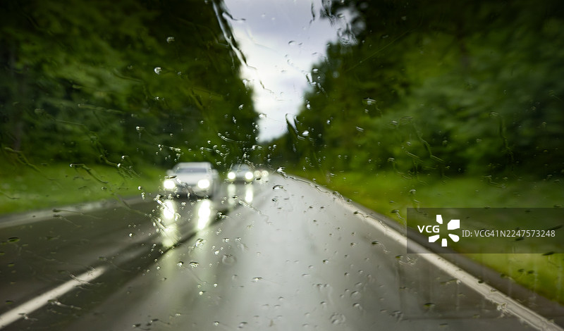 雨中乡村公路驾驶图片素材
