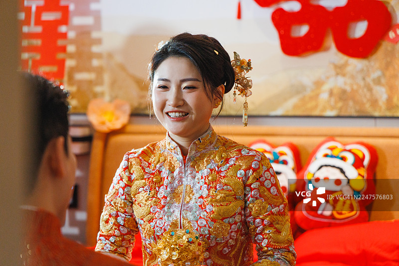 广东大湾区中式婚礼庆典上，新郎向新娘求婚。浪漫时刻，传统婚礼文化，以及有意义的承诺。图片素材