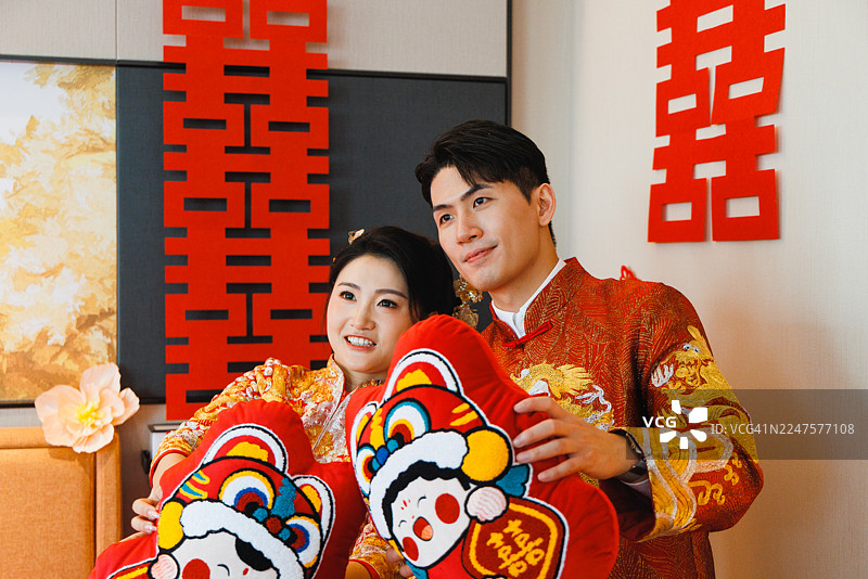 中国广东大湾区，一对中国已婚夫妇身着传统婚礼服饰，在中国传统婚礼仪式上。传统文化、承诺和永恒的爱图片素材