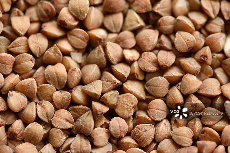 荞麦粒特写，生，天然食材纹理，适用于烹饪、营养、无麸质食品储藏图片素材