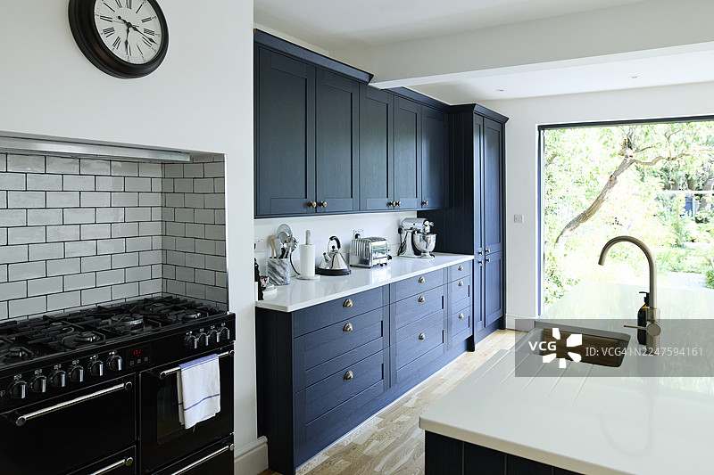 现代厨房配备燃气灶图片素材