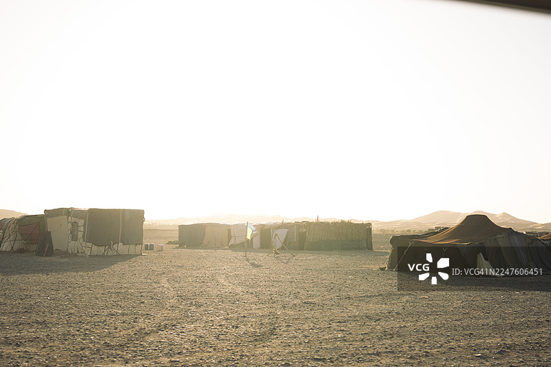晨曦柔光照亮的沙漠帐篷图片素材