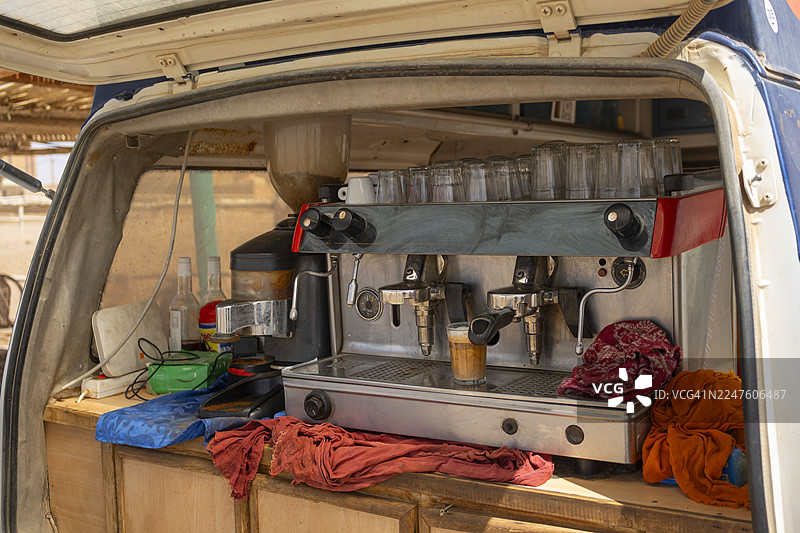 沙漠中车辆后备箱里的咖啡机套装图片素材